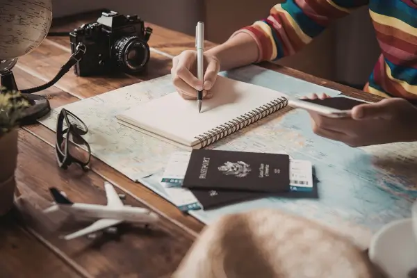 Como Montar um Roteiro de Viagem Dia por Dia (Guia Completo e Prático)