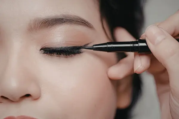 Delineador Que Não Borra: Testamos os Mais Famosos (Guia Completo + Resenha Real)