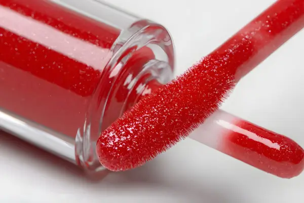 Gloss Está de Volta: Veja as Tendências e Como Usar